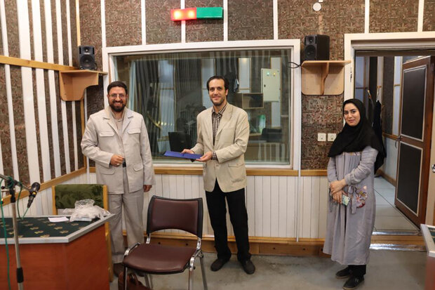 رادیو تهران با فرزند شهید صیاد شیرازی گفتگو می کند رادیو تهران با فرزند شهید صیاد شیرازی گفتگو می کند