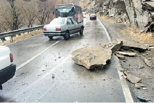 ریزش سنگین کوه در جاده چالوس/ محور مسدود شد