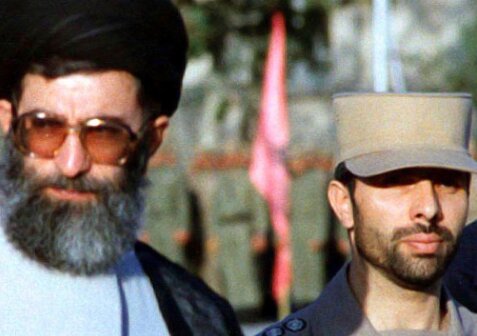 شهیدی که رهبر انقلاب بر تابوت او بوسه زد +عکس شهیدی که رهبر انقلاب بر تابوت او بوسه زد +عکس