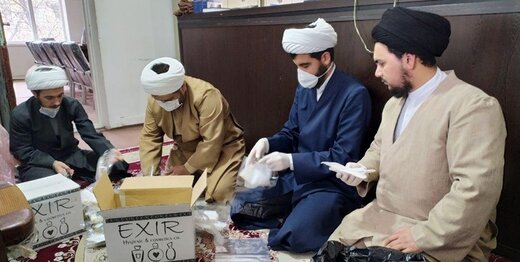 طلاب و روحانیون بسیجی تا ریشه کنی ویروس کرونا در کنار مردم هستند