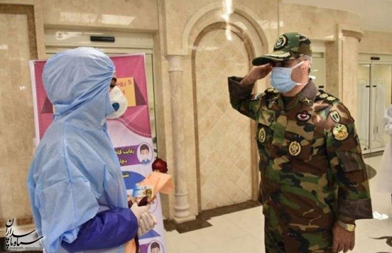 عکسی دیدنی از احترام نظامی فرمانده ارشد نیروی زمینی ارتش به پرستار بخش کرونایی
