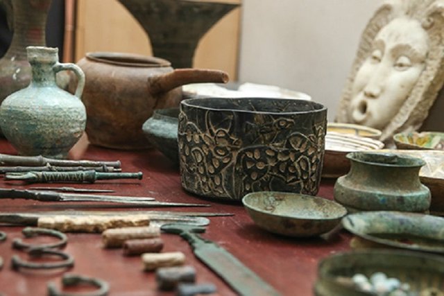 قاچاقچیان اشیای تقلبی را به جای تاریخی میفروختند قاچاقچیان اشیای تقلبی را به جای تاریخی میفروختند