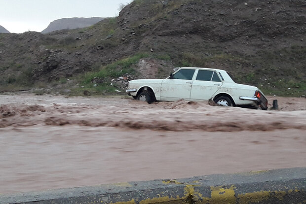 مسیرهای جادهای مسدود شده در شهرستان اردستان بازگشایی شد مسیرهای جادهای مسدود شده در شهرستان اردستان بازگشایی شد