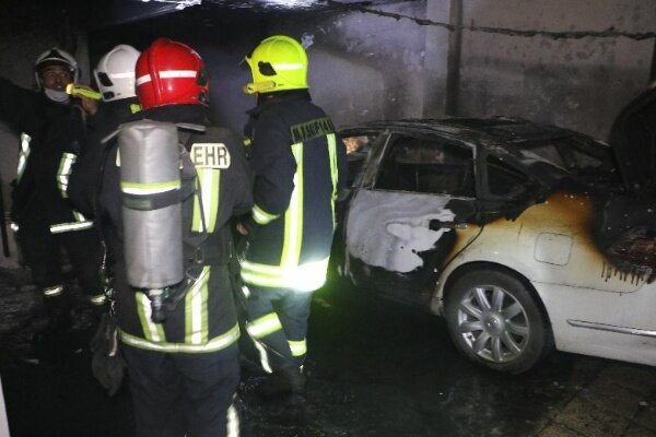 مهار آتش‌سوزی خودرو در پارکینگ منزل مسکونی در مشهد