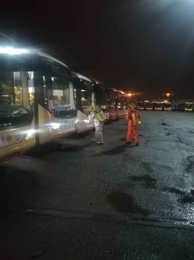 ۶ نفر از طلاب یزد اتوبوس‌های شهری را ضدعفونی کردند