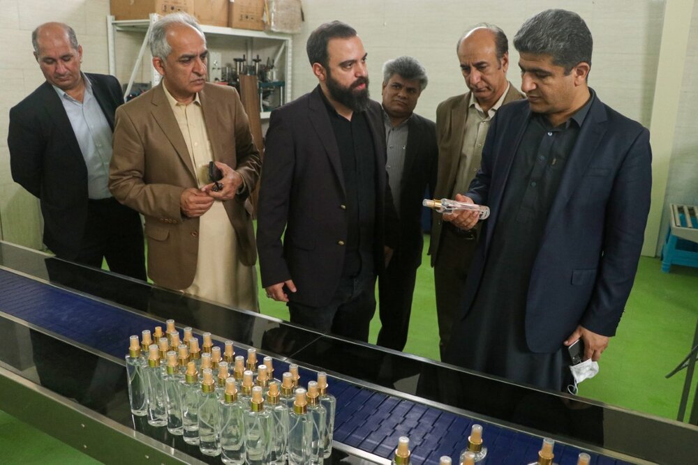 بازدید مدیر عامل منطقه آزاد چابهار از واحد تولیدی مواد ضد عفونی کننده بازدید مدیر عامل منطقه آزاد چابهار از واحد تولیدی مواد ضد عفونی کننده