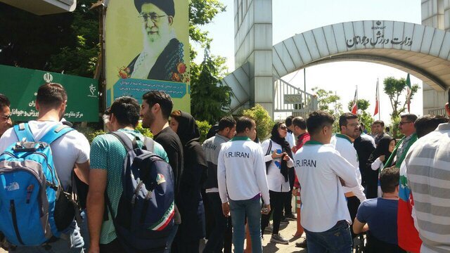 تجمع تعدادی از قهرمانان آسیایی و پاراآسیایی مقابل وزارت ورزش