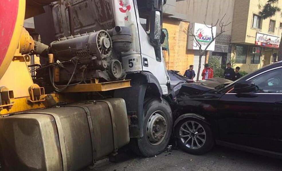 تصادف کامیون با خودرو سواری دو مصدوم داشت