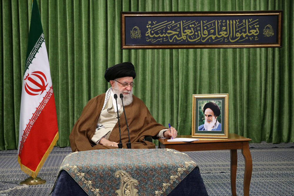 توئیت سایت رهبر انقلاب با هشتگ #مقاومت تا همه پرسی