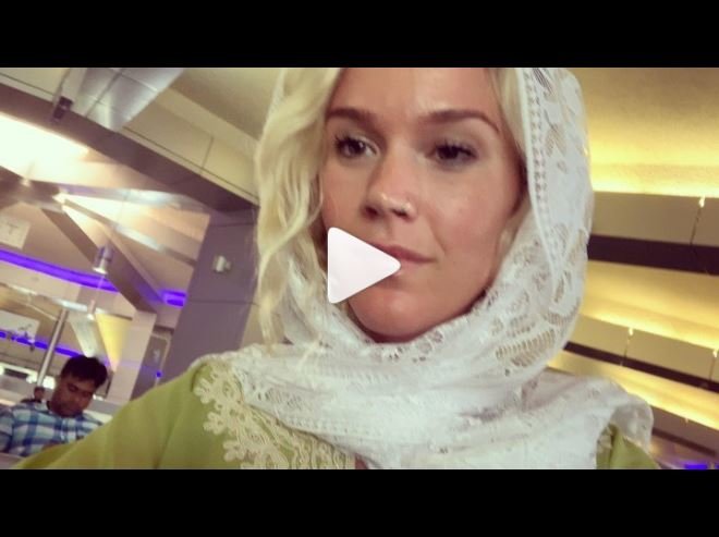 جاس استون، خواننده زن بریتانیایی از ایران اخراج شد/ عکس