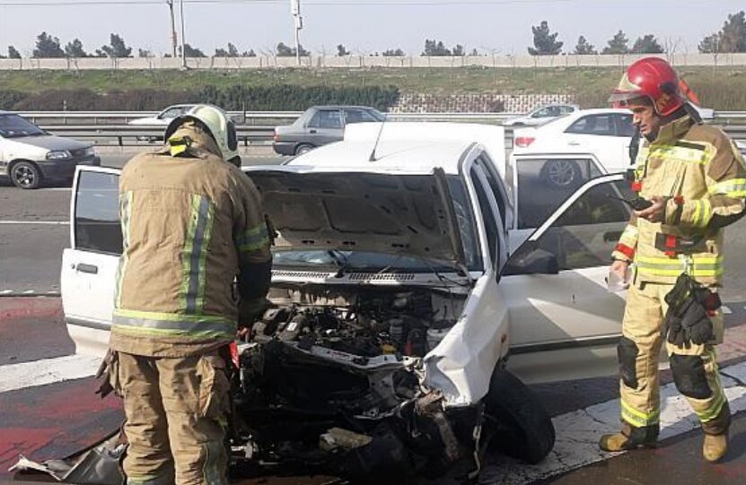 مصدومیت دو نفر در حادثه برخورد خودرو با جدول بزرگراه