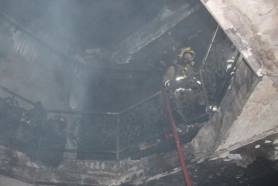 منزل قدیمی ۳ طبقه در محله نظام آباد در آتش سوخت