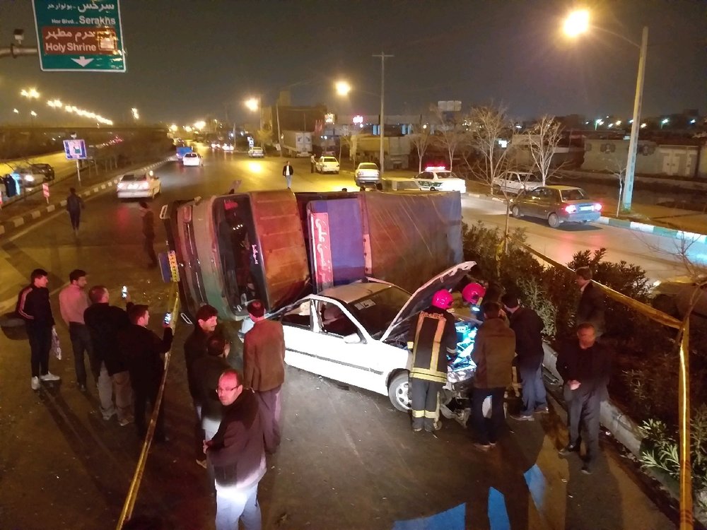 واژگونی کامیون حامل بار شیشه در مشهد/ نجات  سرنشینان سواری از زیر ۴ تن شیشه