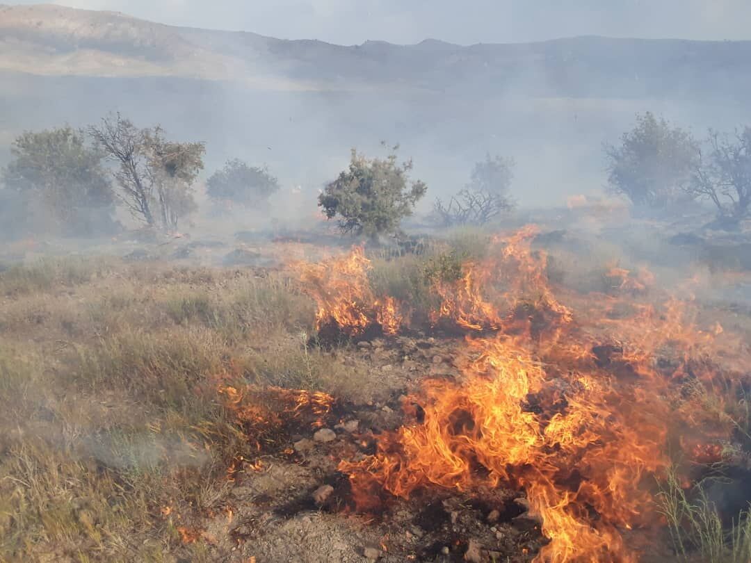 آتش‌سوزی در مرتع‌های شهرستان سمیرم مهار شد