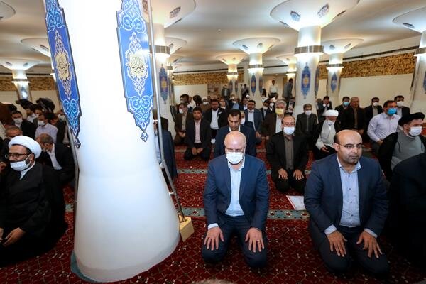 تصویری از نماز آیات خواندن نمایندگان مجلس با رعایت پروتکل ضدکرونایی