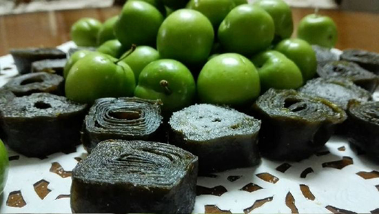 طرز تهیه لواشک گوجه سبز؛ ترش و جذاب طرز تهیه لواشک گوجه سبز؛ ترش و جذاب