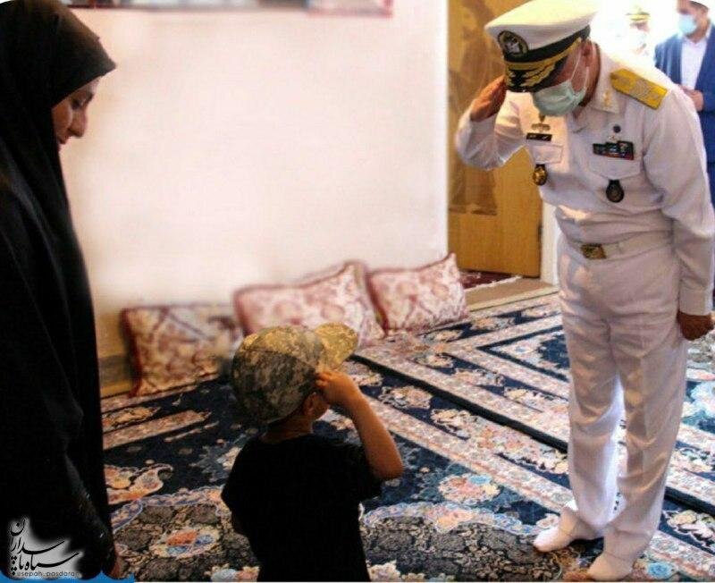 عکسی از احترام نظامی فرمانده نیروی دریایی ارتش به فرزند خردسال شهید حادثه کنارک عکسی از احترام نظامی فرمانده نیروی دریایی ارتش به فرزند خردسال شهید حادثه کنارک