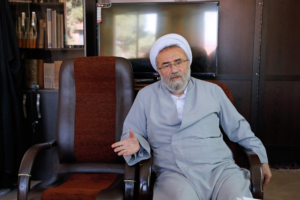 واکنش متفاوت شهید بهشتی به حمله کردن به خودرویش و شعار «مرگ بر بهشتی» /مسیح مهاجری: دشمن با روحانیون که اهل تفکر و خدمت به مردم نباشند کاری ندارد