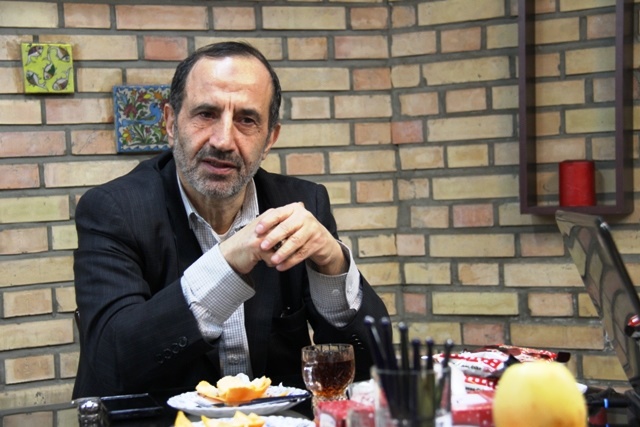 کنایه یک اصولگرا به دست و پا زدن احمدی نژاد برای کاندیداتوری در انتخابات ۱۴۰۰: رجزخوانی می‌کنند / نباید در زمین او بازی کرد
