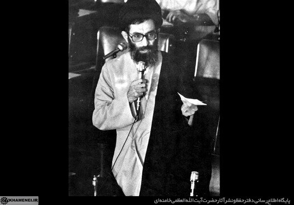 ۲ تصویر ویژه و کمتر دیده شده از رهبر انقلاب در جلسه عدم کفایت بنی صدر