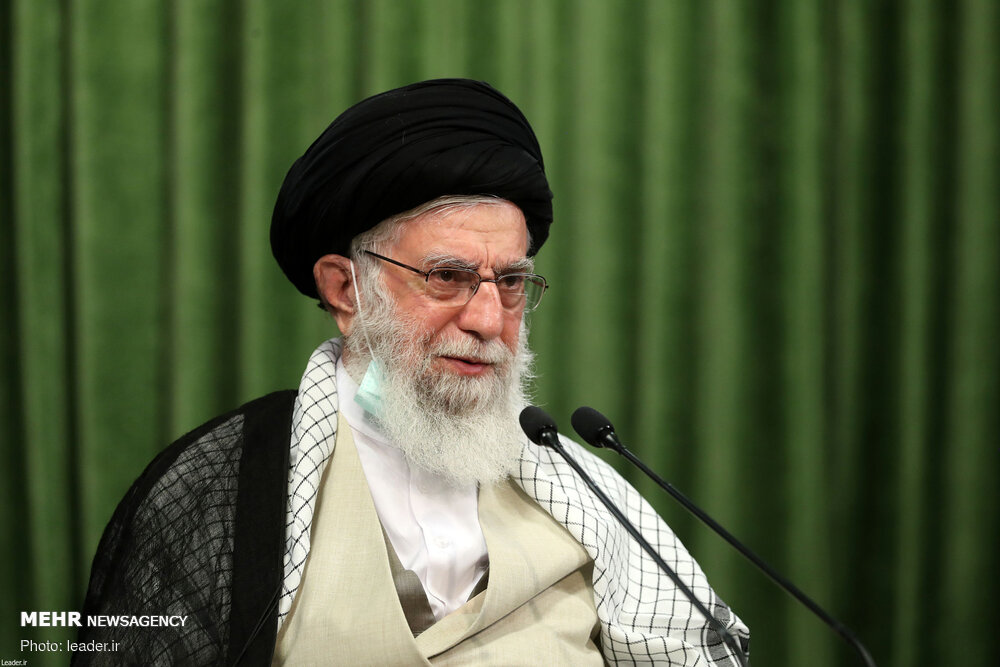 انقلابی‌گری به زبان نیست/ دشمنان می‌خواهند ملت ایران را اذیت کنند
