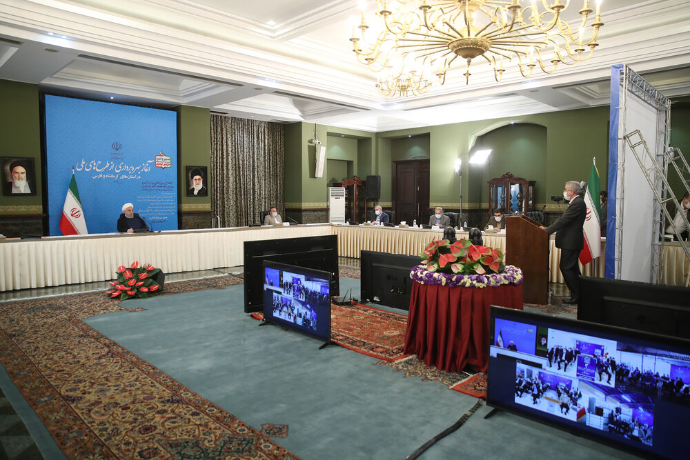 روحانی: هر پشت بام تبدیل به یک نیروگاه خورشیدی شود روحانی: هر پشت بام تبدیل به یک نیروگاه خورشیدی شود