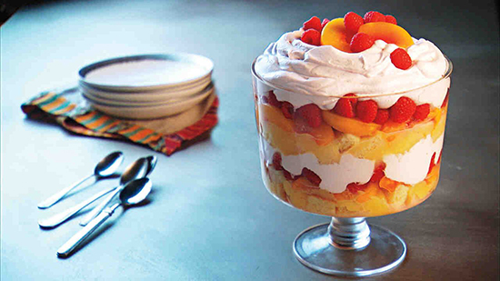 طرز تهیه ترایفل میوهای؛ دسری جذاب در زمان کوتاه طرز تهیه ترایفل میوهای؛ دسری جذاب در زمان کوتاه