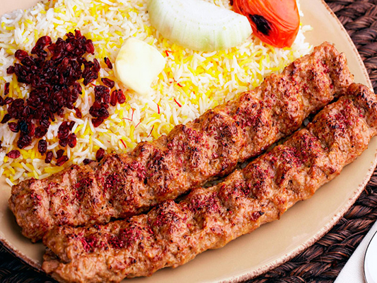 طرز تهیه کباب کوبیده؛ راز نریختن از سیخ طرز تهیه کباب کوبیده؛ راز نریختن از سیخ