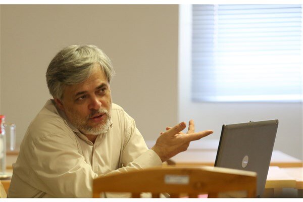 محمد مهاجری: واژه شماری بیانات رهبر انقلاب، نشان از انتقادات گسترده به رفتار نمایندگان داشت /انقلابی‌گری فاصله دارد با مجادله با دولت
