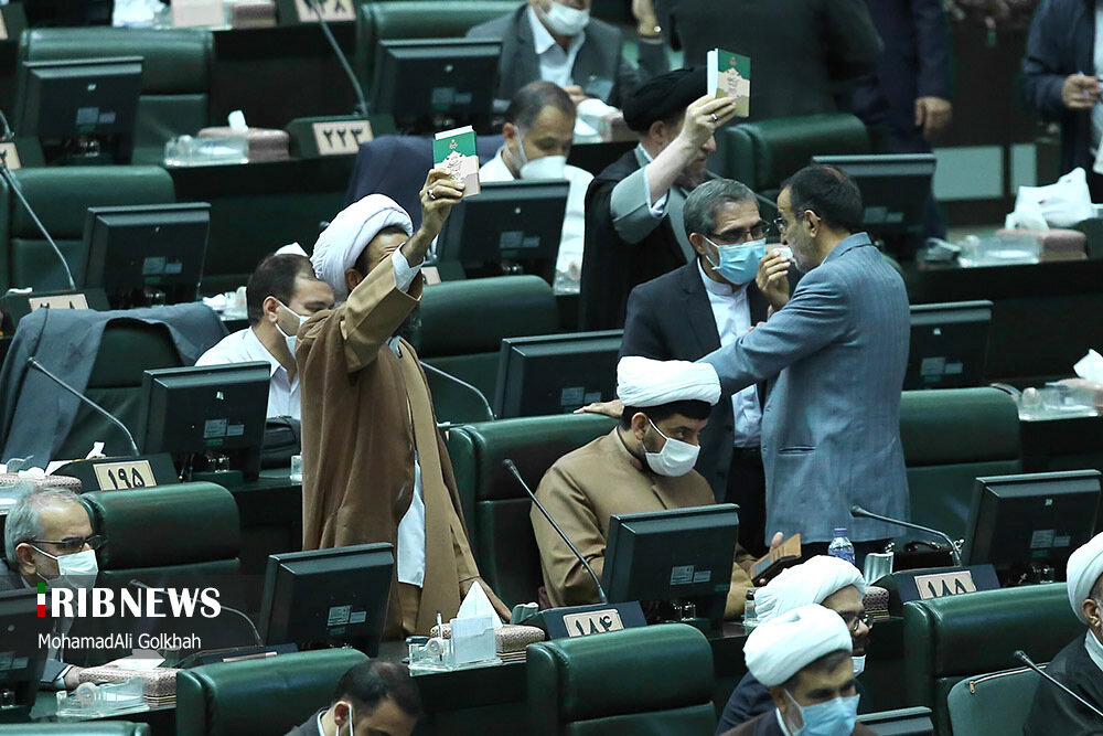تذکر به قالیباف از تریبون باز مجلس: نمی‌توانید نظر شخصی بدهید /بررسی فروش اوراق سلف نفتی پشت درهای بسته مجلس