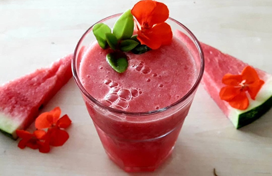 طرز تهیه اسموتی هندوانه؛ خنک و خوشمزه طرز تهیه اسموتی هندوانه؛ خنک و خوشمزه