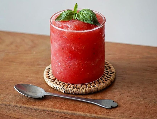 طرز تهیه اسموتی هندوانه؛ خنک و خوشمزه