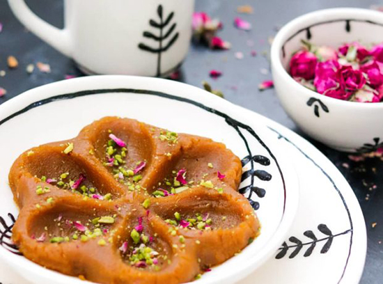 طرز تهیه دو دیس بزرگ حلوا نذری طرز تهیه دو دیس بزرگ حلوا نذری