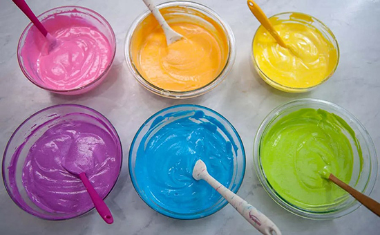 طرز تهیه کیک رنگین کمان؛ رنگی‌ترین کیک برای رنگی‌ترین مهمانی‌ها