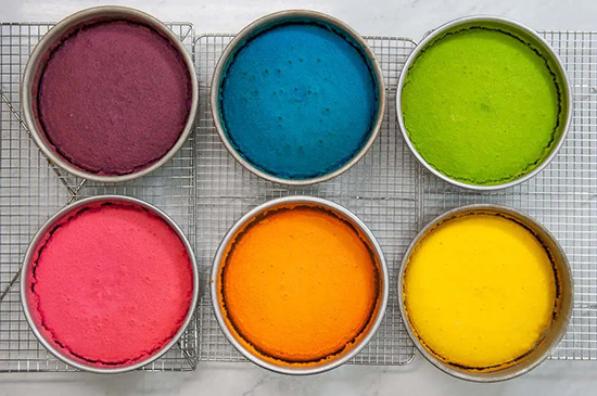 طرز تهیه کیک رنگین کمان؛ رنگی‌ترین کیک برای رنگی‌ترین مهمانی‌ها