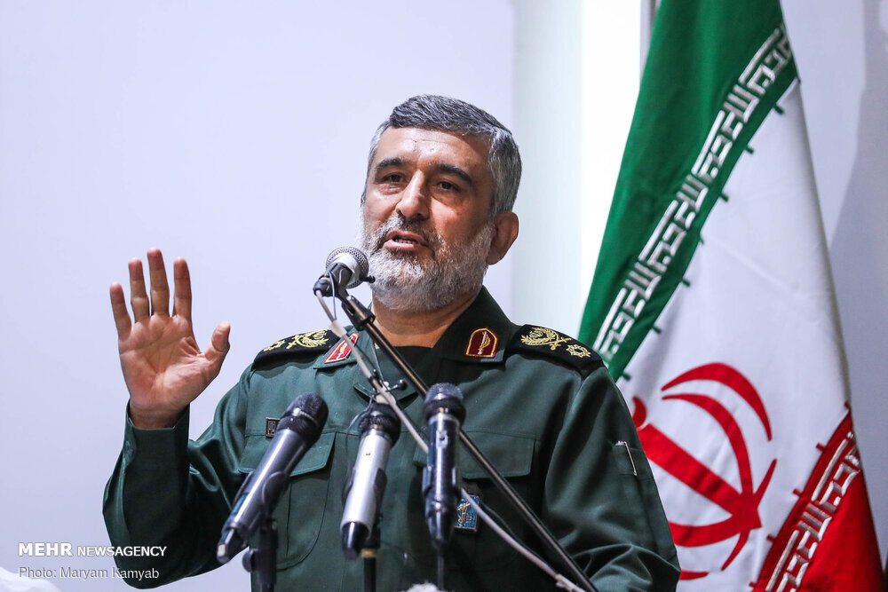 نگاه انقلابی و نسخه داخلی ضامن حل مشکلات کشور است