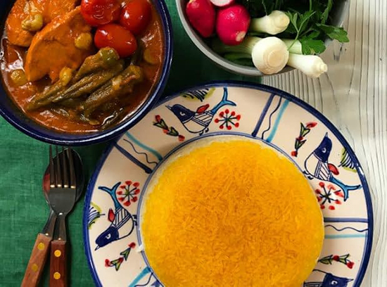 طرز تهیه خورشت بامیه با مرغ؛ سریع و آسان