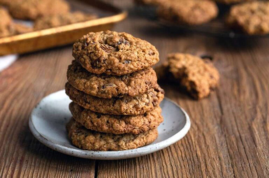 ۴ طرز تهیه بیسکویت خانگی ساده و شکلاتی در فر و بدون فر