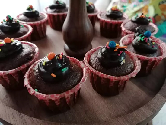 طرز تهیه کاپ کیک شکلاتی؛ راحت و بدون فر