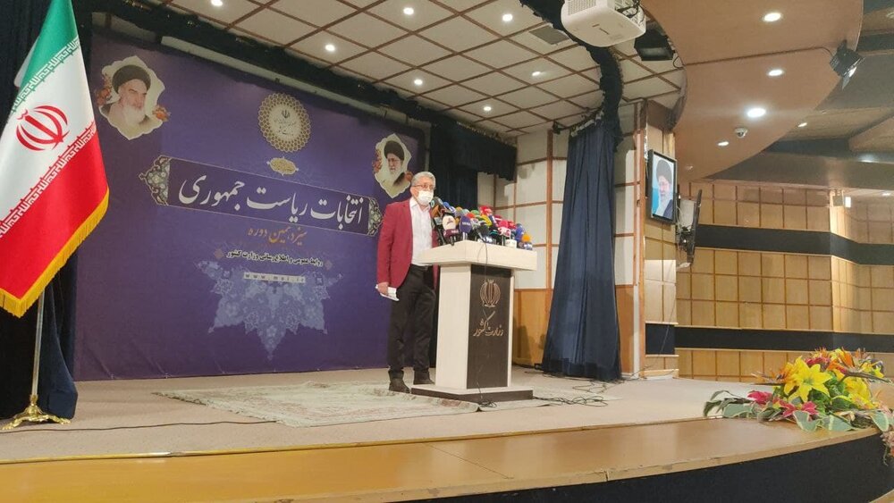 احمدی نژاد جدید با کت قرمز کاندیدای ریاست جمهوری شد+عکس