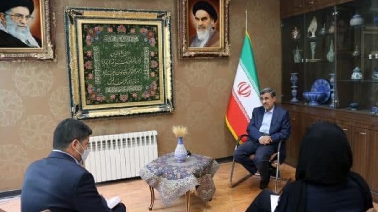 محمود احمدی‌نژاد مدعی شد: در ستاد ملی آمارهای کرونا را دستکاری می‌کنند / مسئولین کشور خودشان واکسن زده‌اند خیالشان راحت است نگران مردم نیستند