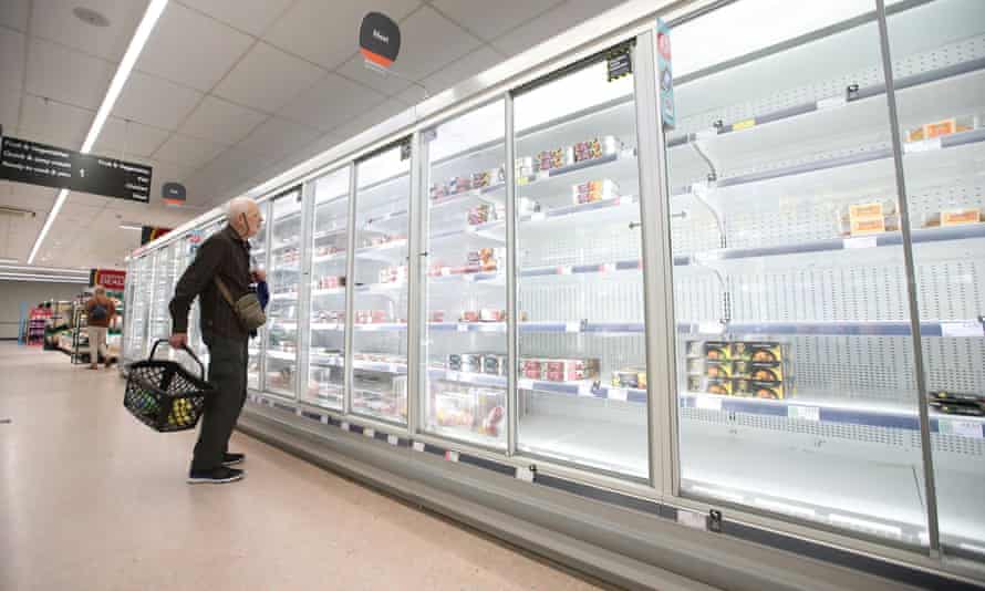 ONS می گوید از هر شش فرد بزرگسال در بریتانیای کبیر یک نفر قادر به خرید غذاهای ضروری نیست